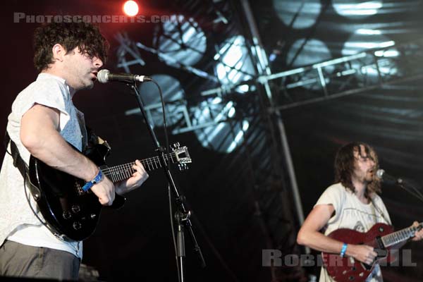 FOALS - 2010-07-02 - BELFORT - Presqu'ile du Malsaucy - Yannis Philippakis - Jimmy Smith